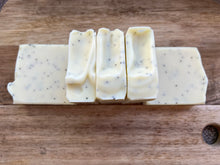 Load image into Gallery viewer, Lemon Poppyseed with Lemon essential oil &amp; exfoliating poppyseeds
